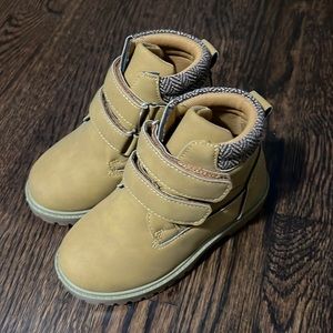 Tobits toddler size 8 boot